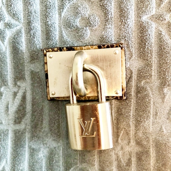 Louis Vuitton Limited Edition Jade Monogram Embossed Suede Whisper GM Bag - Picture 3 of 14